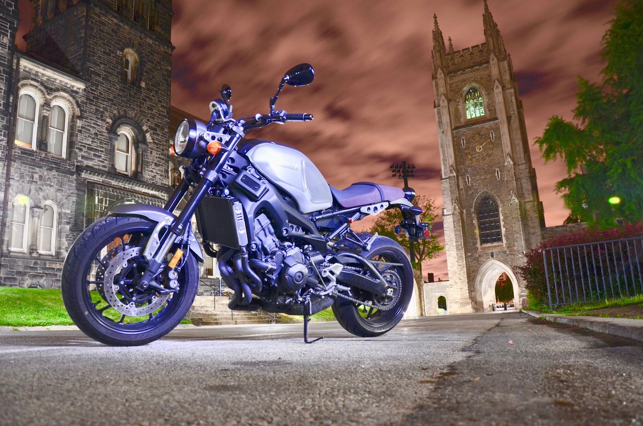 2016 Yamaha XSR900: At home in the moonlit night.