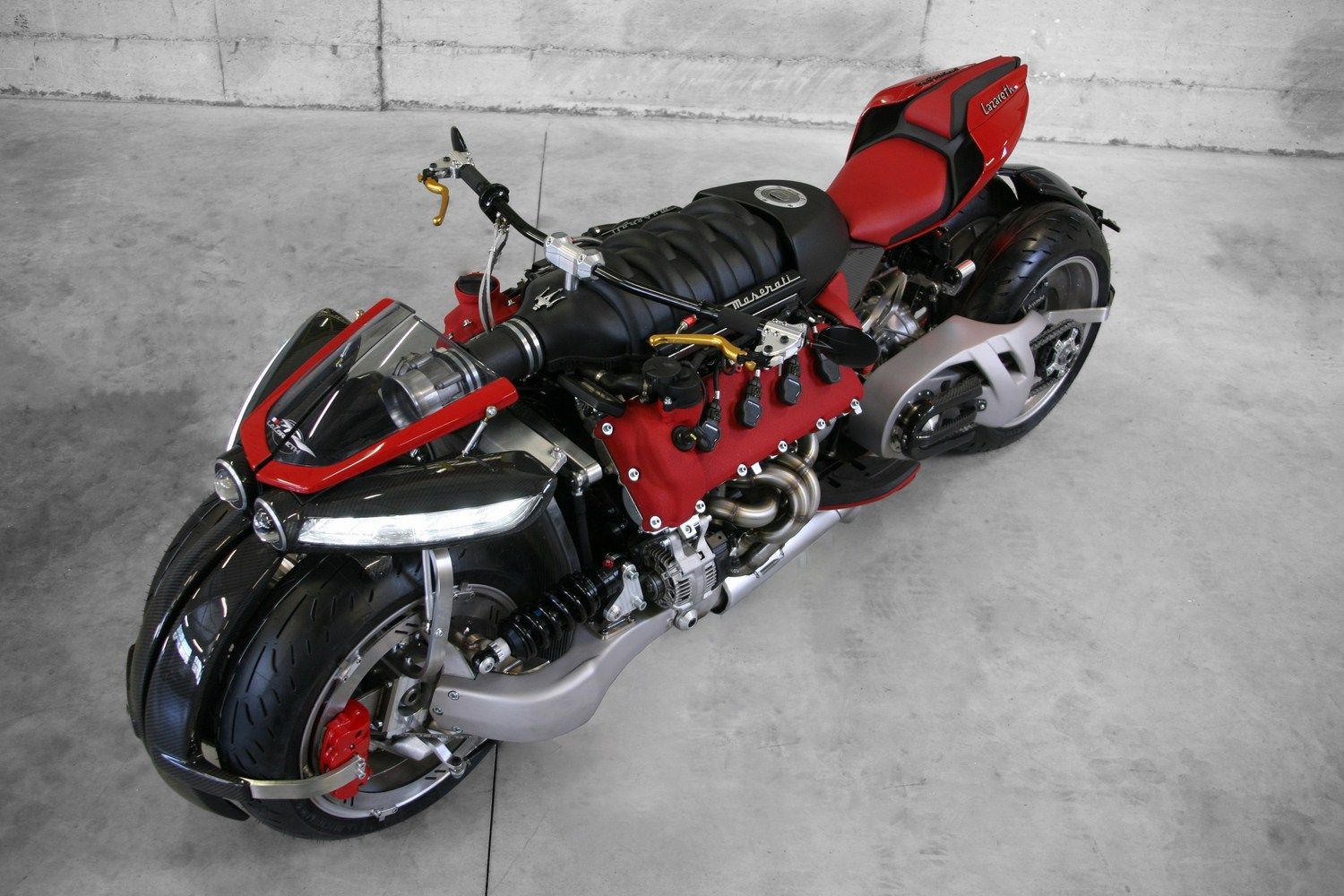 The LM847 is constructed around a 4.7L V8 engine