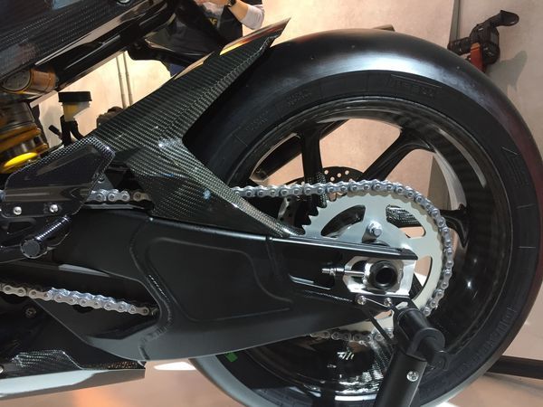 HP4 Race carbon swing arm & wheel