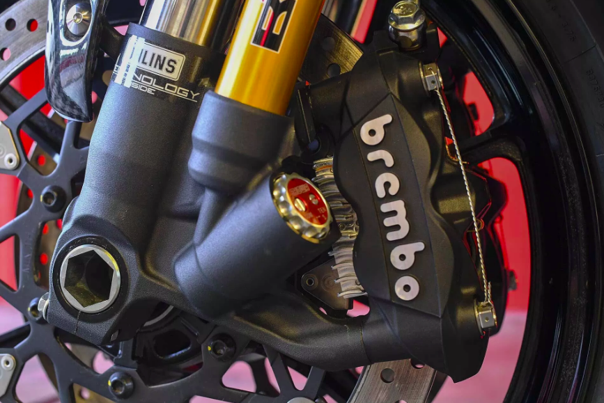 The Ryuyo features a generous number of components from top-shelf outfits like Ohlins and Brembo