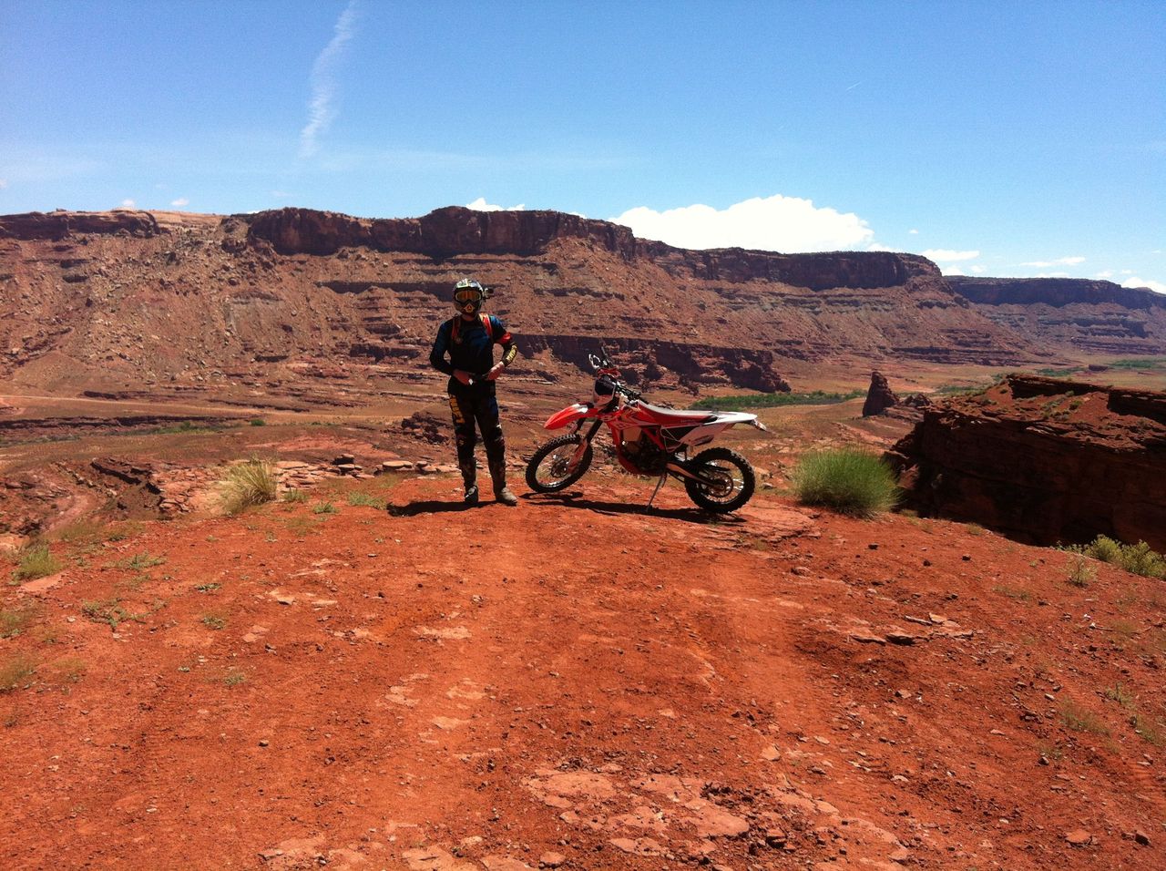 Nick at the edge in Moab