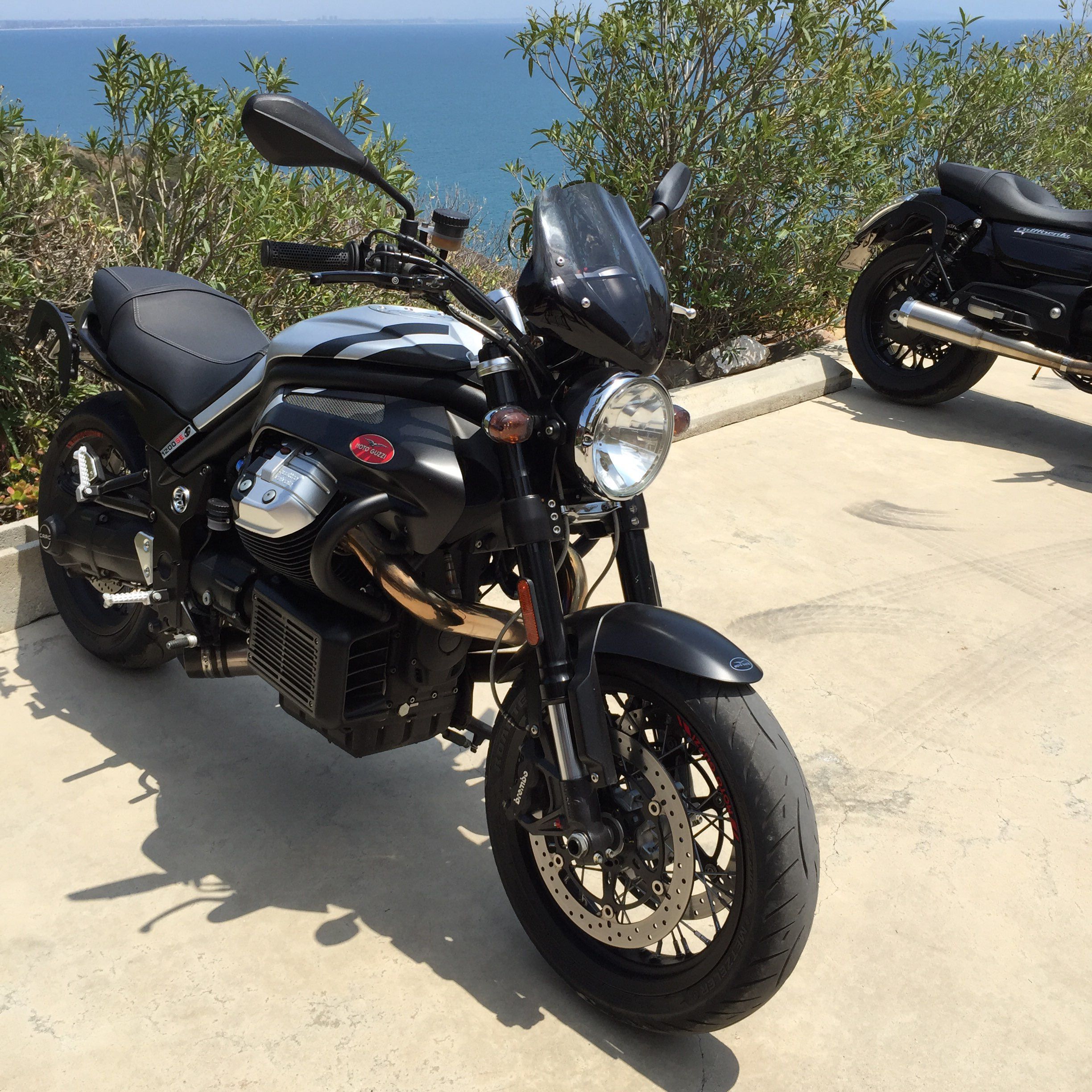 Moto Guzzi Griso sounds awesome and looks damn good in the Hills