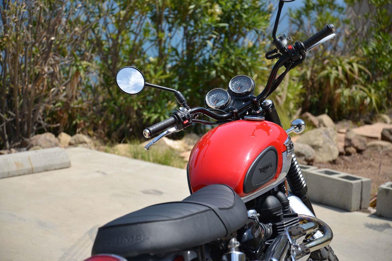 Wide handlebars on the Triumph Scrambler 2015 help with stability