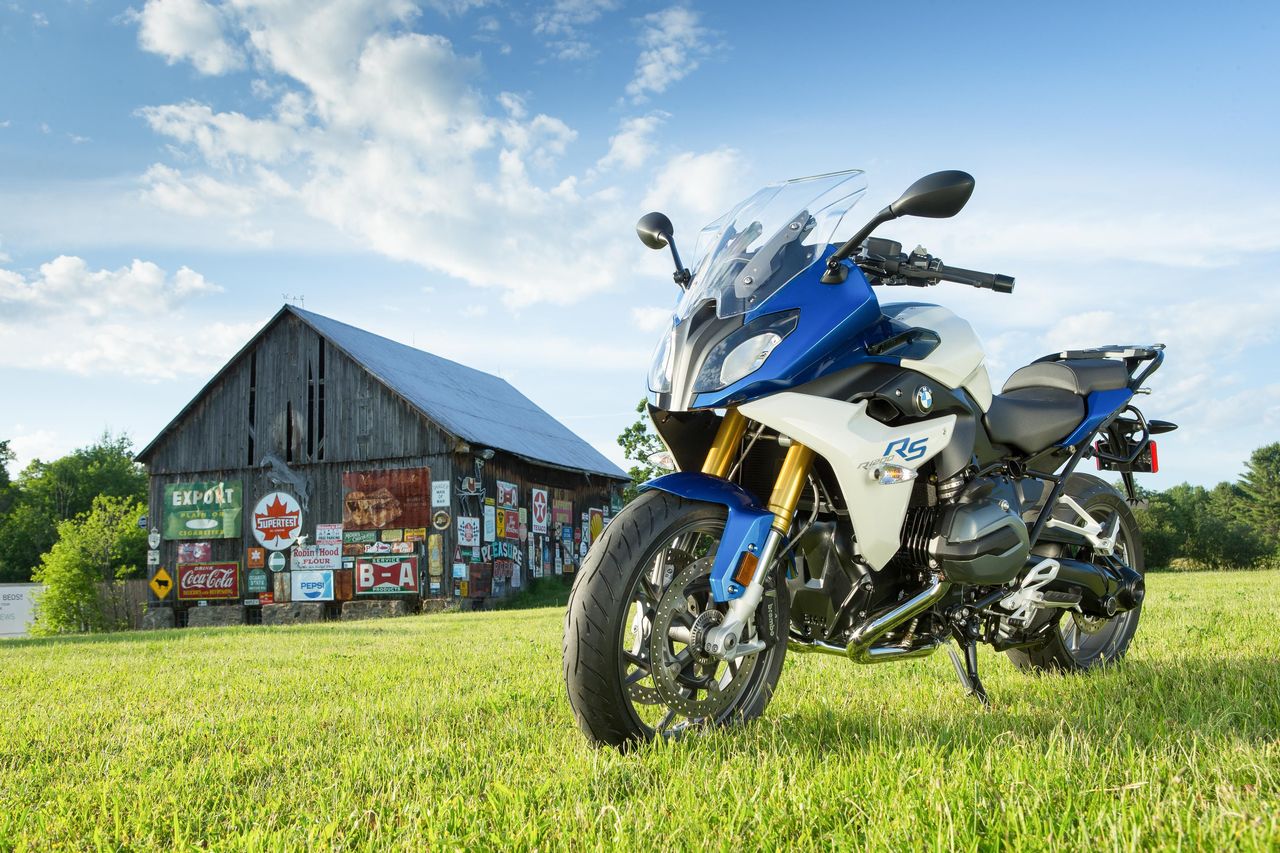 Designed to be sporty, the R1200RS must carve corners as well as it coddles its rider