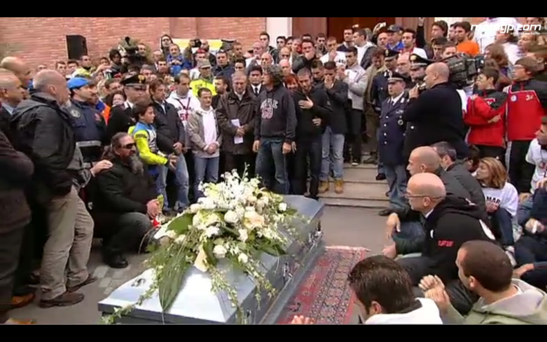 Emotional Funeral Service for Marco Simoncelli: Papa Super Sic tries to take it in