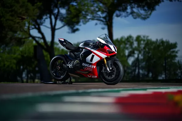 Ducati Salutes Famous Engine with the Panigale V2 Superquadro Final Edition