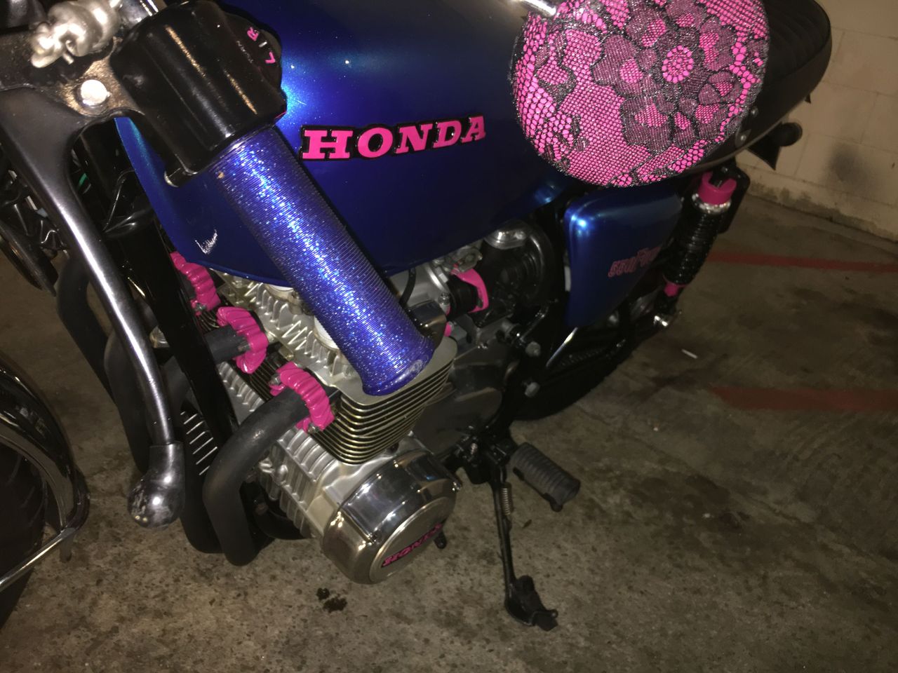 The use of pink highlights on the tank badge, exhaust phalanges. Running switches, rear suspension and carb parts, as well as the lace-clad mirrors made this bike an obvious choice for the show
