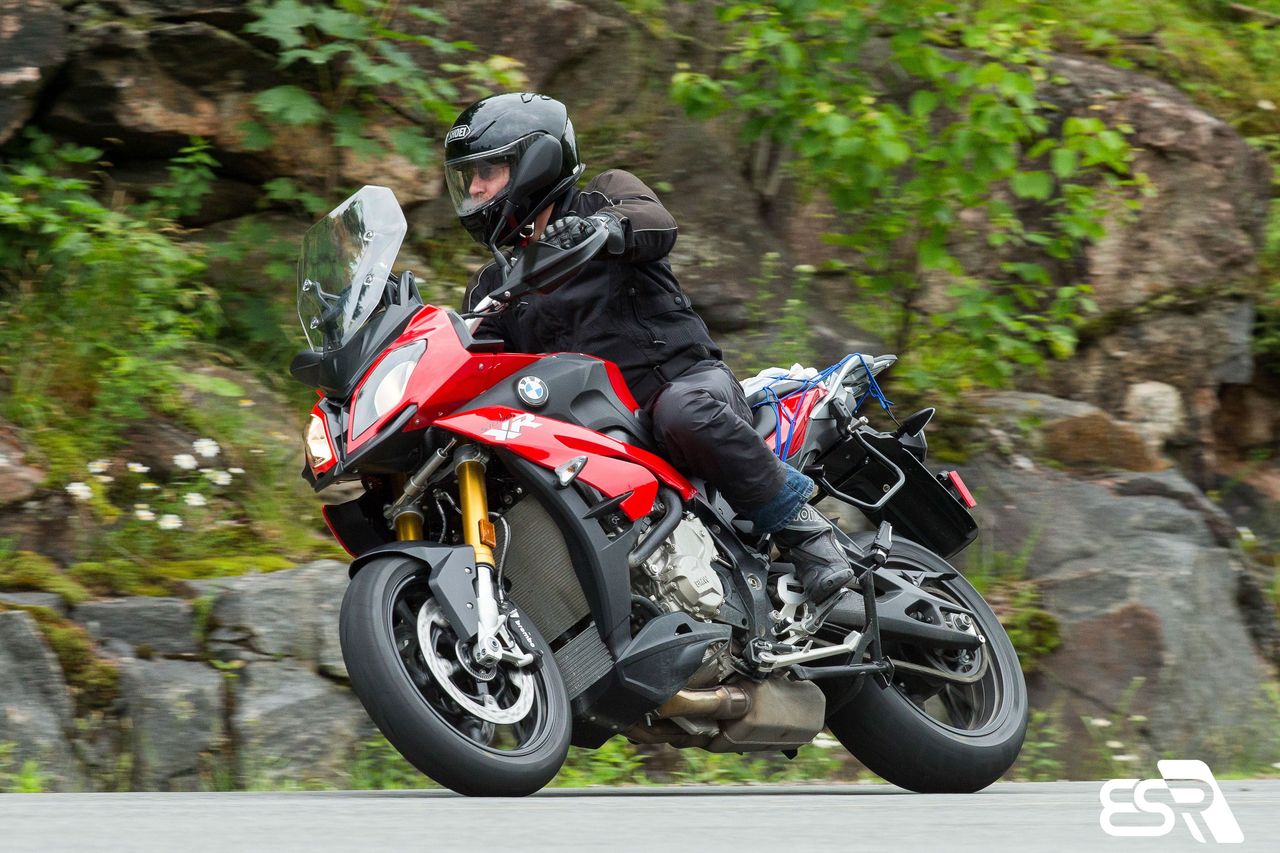 Wind the S1000XR’s throttle wide open and 160 horsepower explodes at 11,000 rom