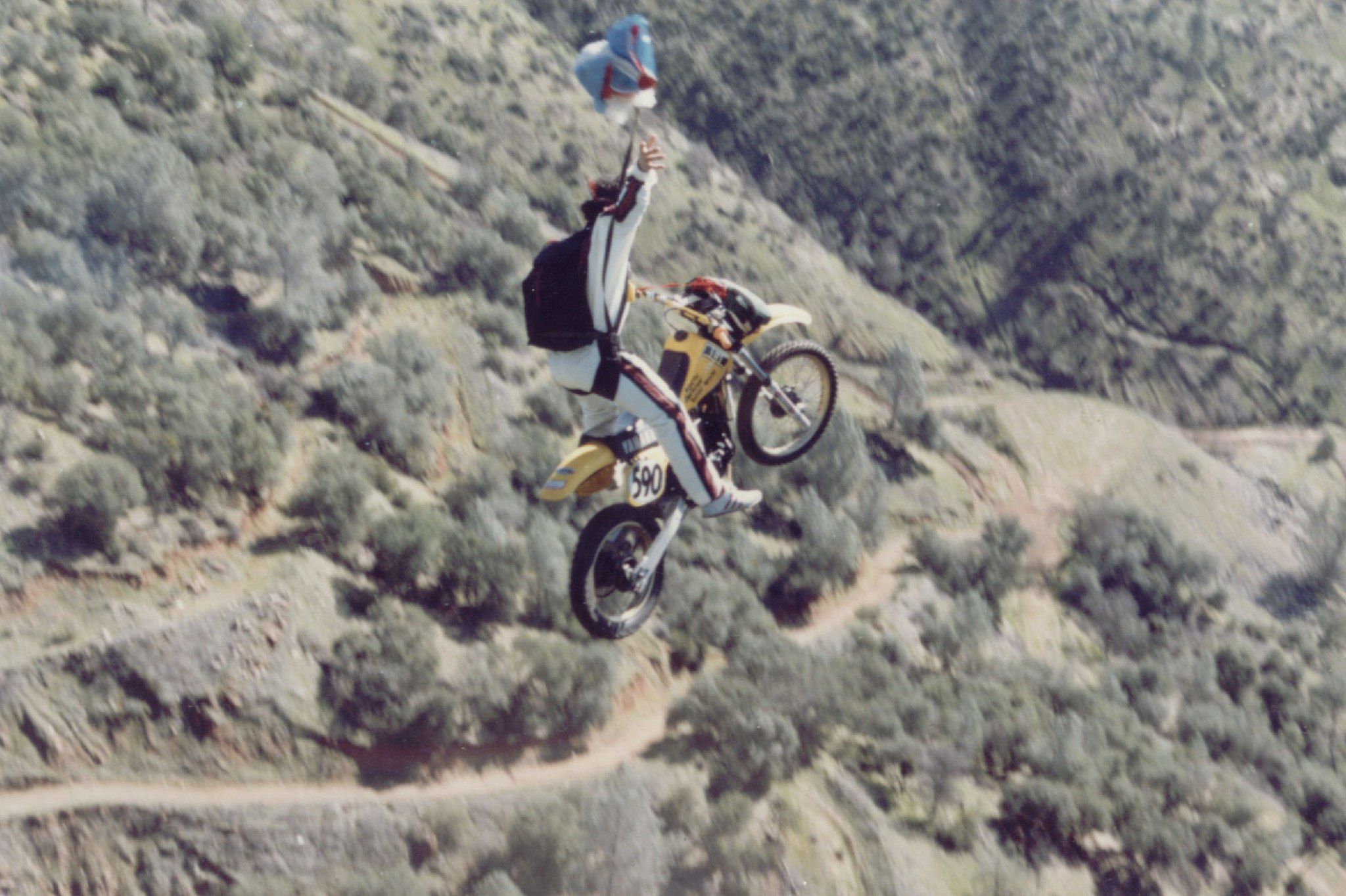 Do not try this at home if you wish to test chutes and bikes. Foto di famiglia, CC BY-SA 3.0