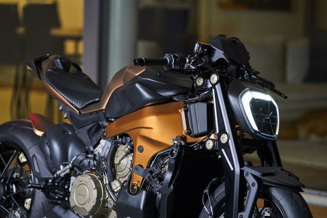 The Penta uses a headlight from an XDiavel which looks right at home on the top-shelf build
