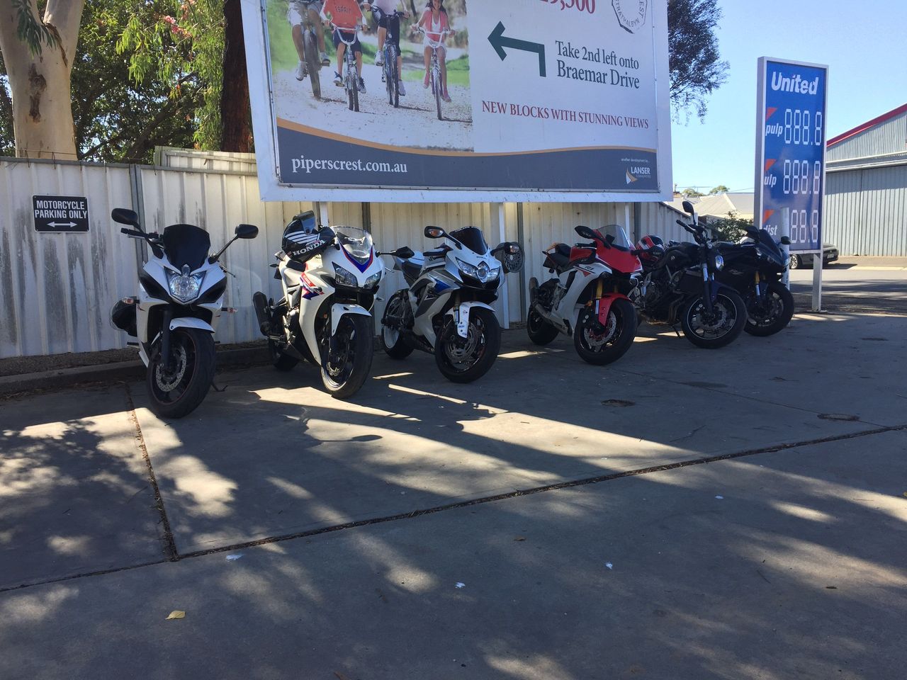 Garage motorcycles Strath 