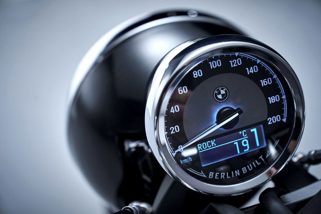 BMW R 18 Cruiser dash is quite small but simple