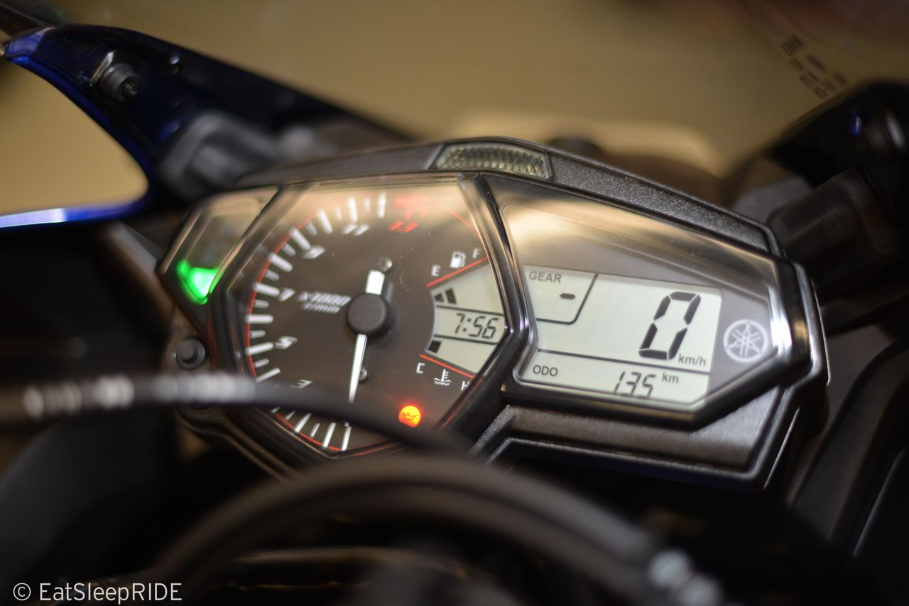 2015 Yamaha R3 - That's a shift light on top of the dash