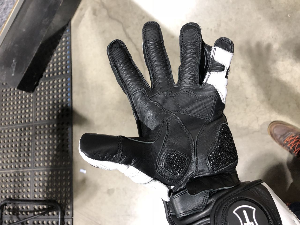 The SP-R Pro V1 gloves feature stingray fish skin palms and a connected pinky and ring fingers