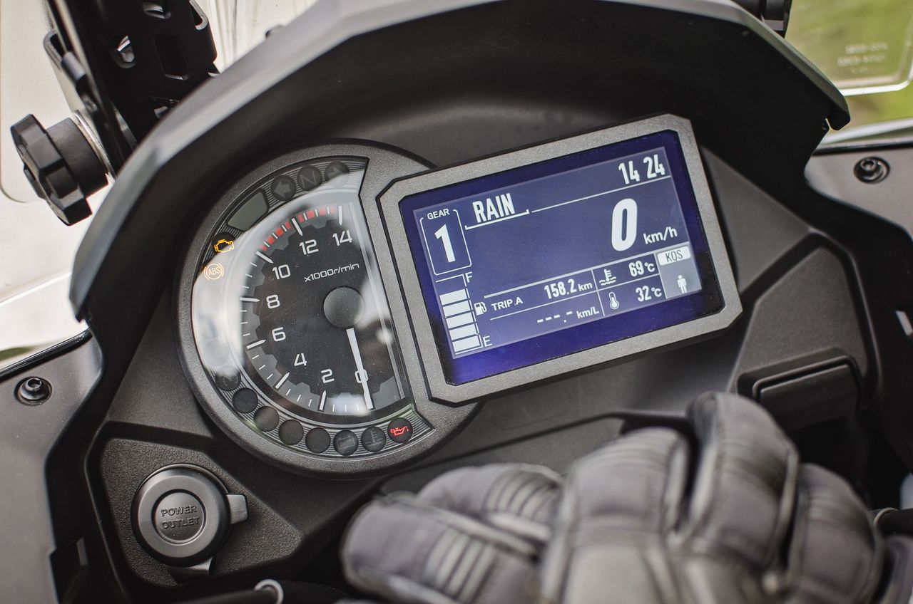 2020 Kawasaki Versys 1000 ABS LT SE cockpit with analog tachometer and large bright display