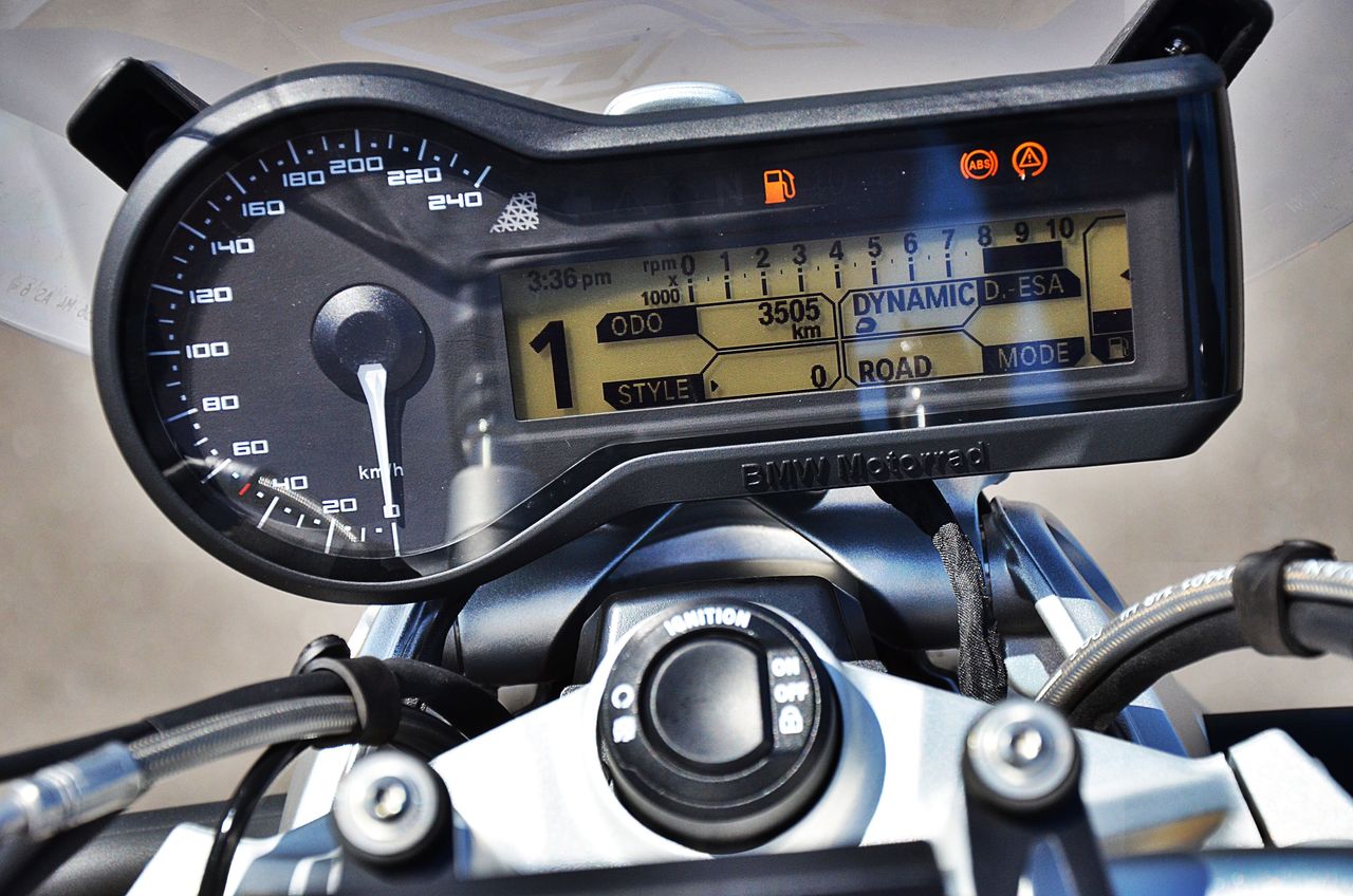 BMW R1200R: Display and keyless ignition.