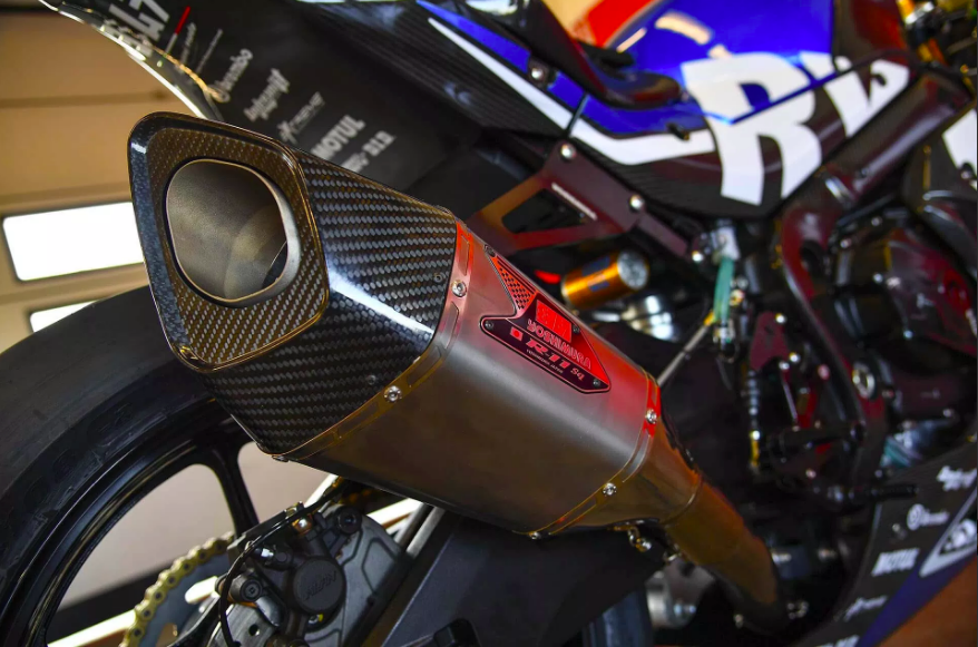 The Ryuyo unsurprisingly comes equipped with a trick carbon and titanium Yoshimura R-11 pipe