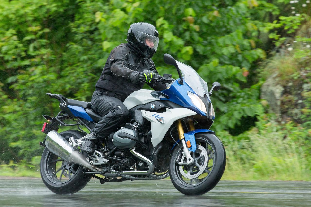 Thank God for electronic traction control as the R1200’s 125 horsepower would have overwhelmed the wet conditions