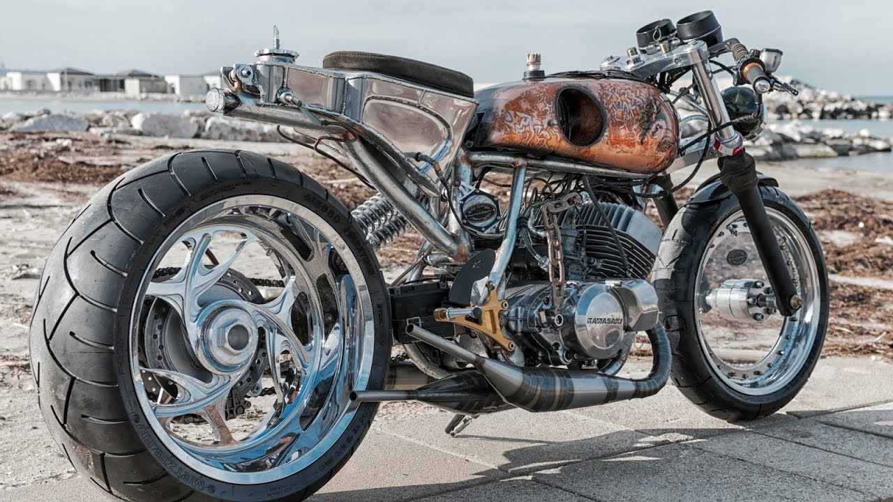 This unusual Kawa triple custom from Luigi Antenucci takes things in a different dirrection, though it almost certaintly handles better than when stock