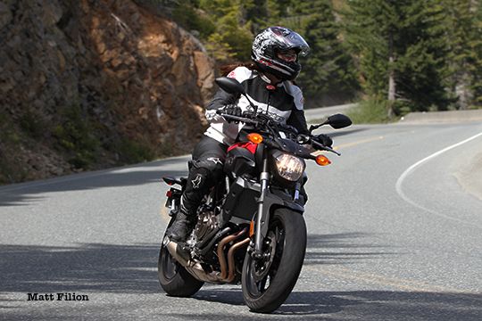 With a wide rpm range between gears, the FZ-07 only requires a mere roll on and off the throttle in the corners.